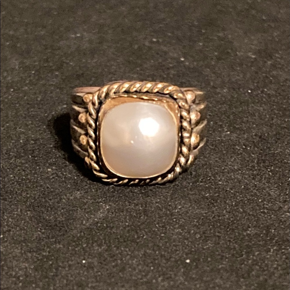 8.3 gram Mother of Pearl Sterling Ring with gold Inlay